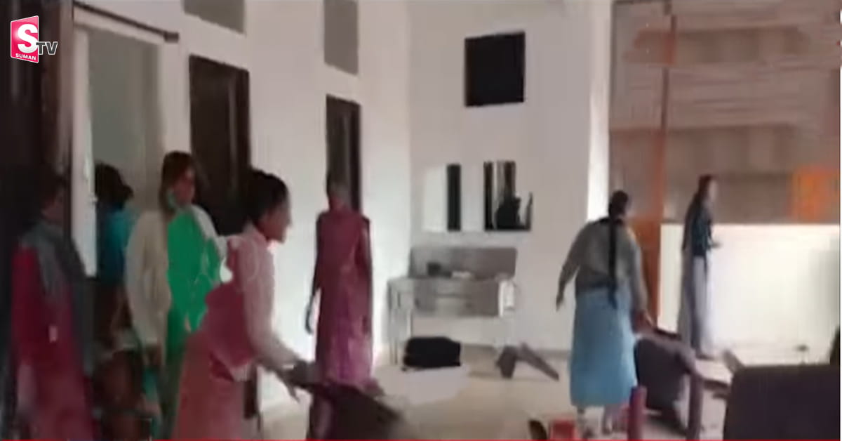 వైన్ షాపులోకి దూసుకెళ్లిన మహిళలు.. వీడియో వైరల్!