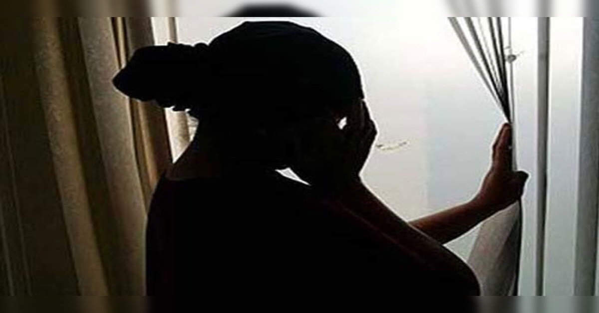 దారుణం.. మహిళా టీచర్ పై ఉపాధ్యాయుడి అత్యాచారం