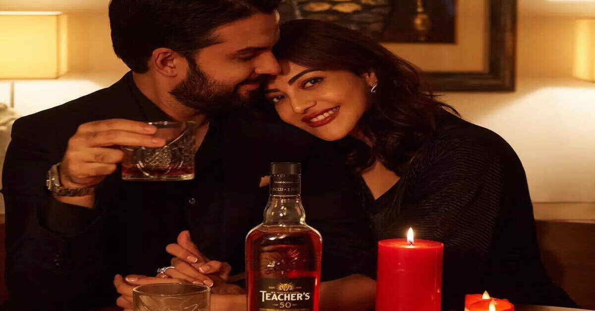 మద్యం గ్లాసుతో భర్త.. పక్కన కాజల్.. వీస్కీ బ్రాండ్ ప్రమోషన్ లో చందమామ