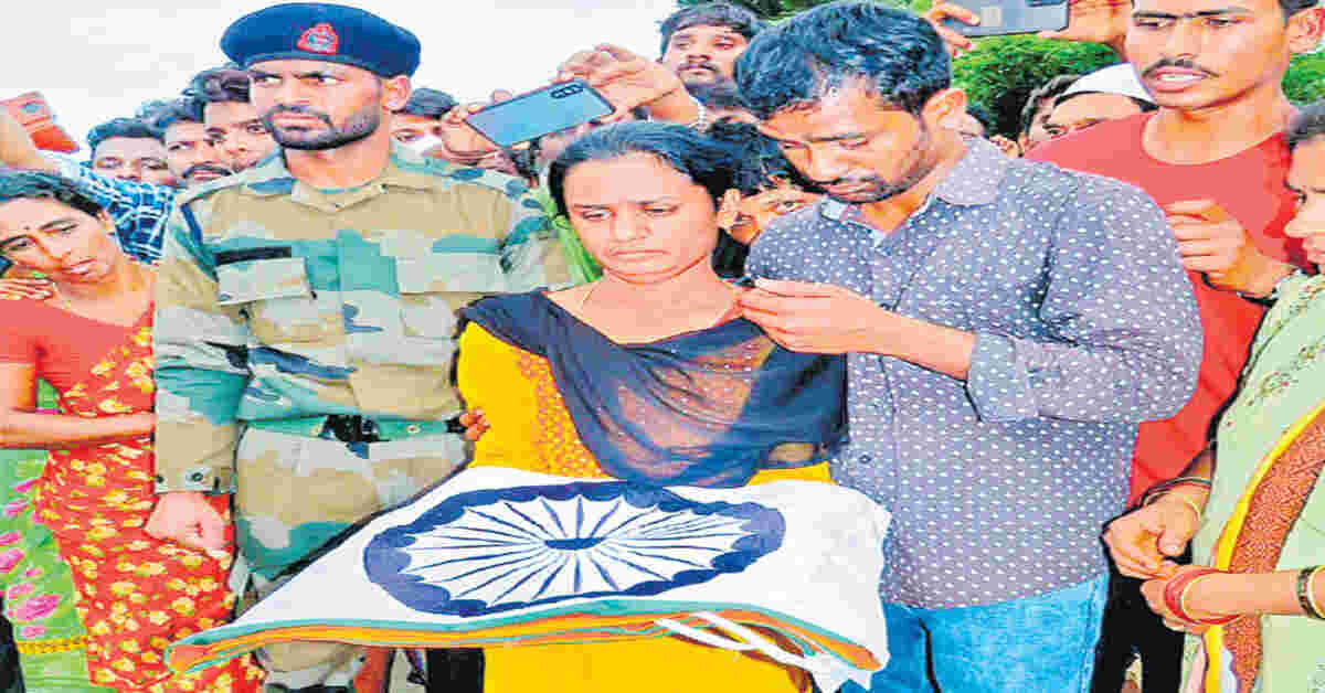 కన్నీటి వీడ్కోలు మధ్య అమర జవాన్ సాయితేజ అంత్యక్రియలు
