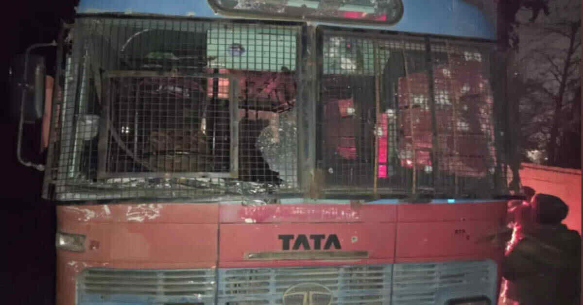 కశ్మీర్ లో పోలీసుల బస్సుపై ఉగ్రవాదుల దాడి