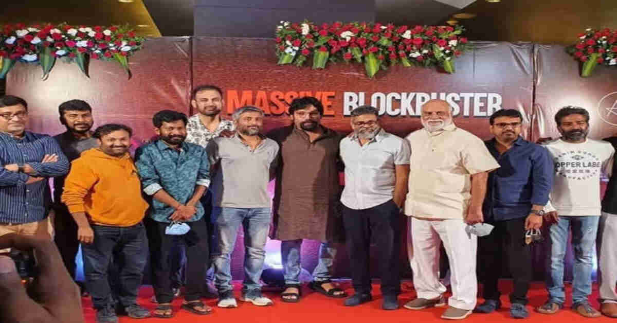 పుష్ప సక్సెస్ సెలబ్రేషన్స్.. టాలీవుడ్ దర్శకులకు పార్టీ ఇచ్చిన సుకుమార్