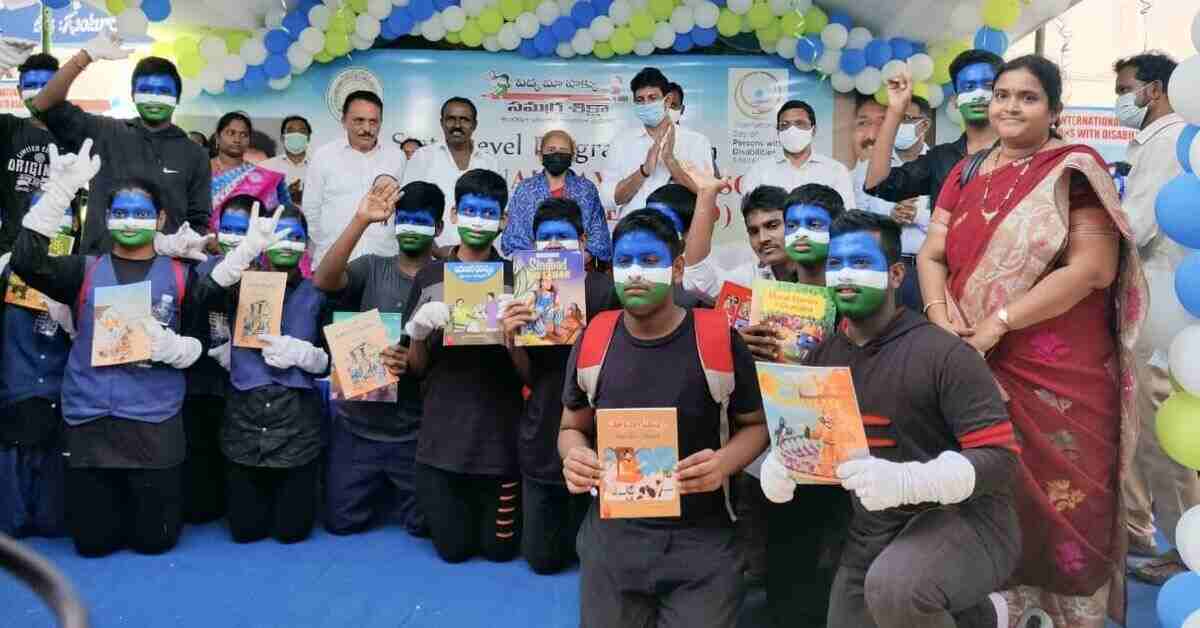 విద్యార్ధుల ముఖానికి వైసీపీ రంగులు.. వెల్లువెత్తుతున్న విమర్శలు