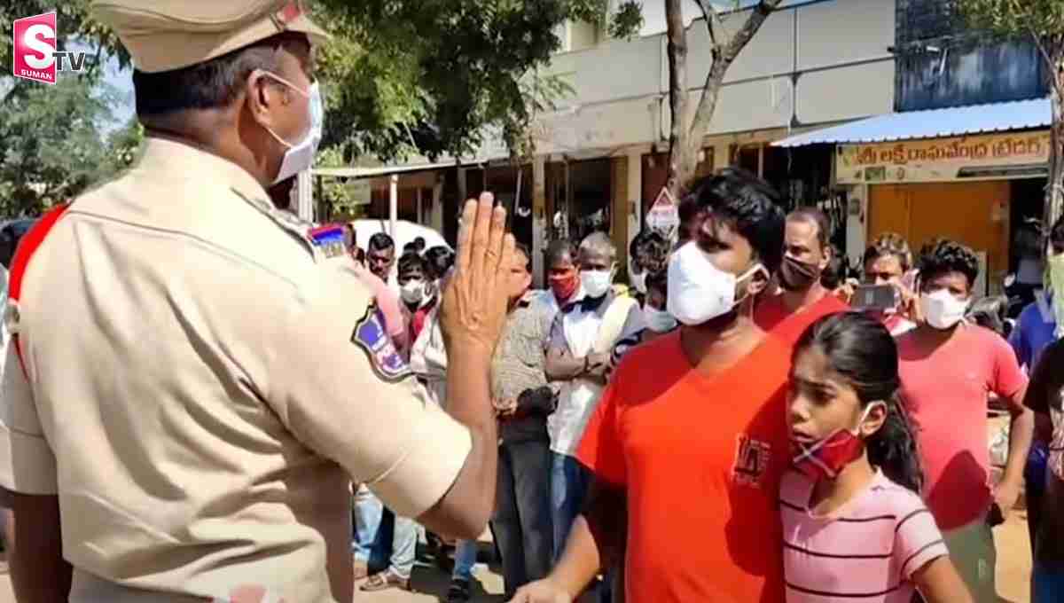 పోలీసులపై కామన్ మేన్ ఫైర్! ప్రజలను కొట్టే హక్కు మీకు ఎక్కడిది?