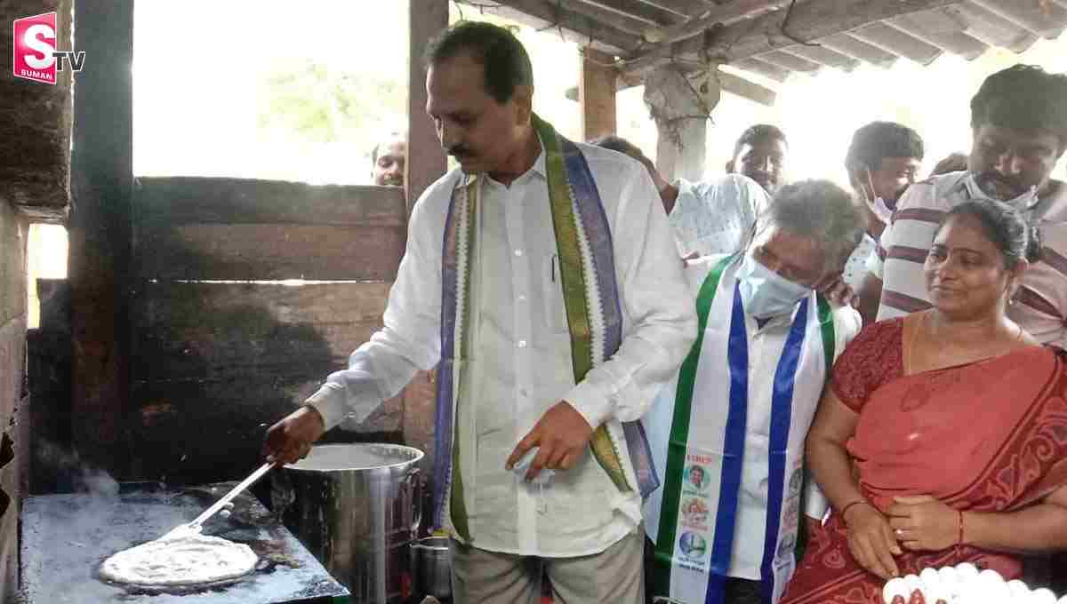 సార్.. మీరేసిన దోసెలు బాగున్నాయి! ఎమ్మెల్యేని పొగిడిన అభిమానులు