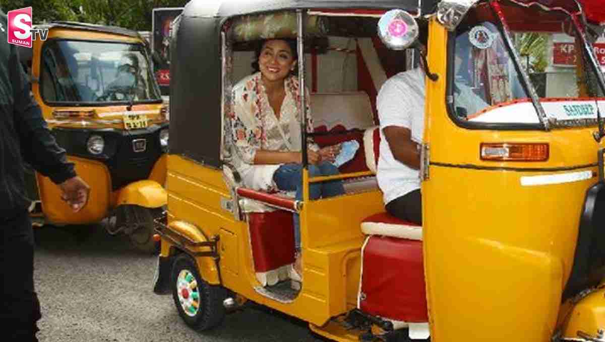సినిమా చూసేందుకు ఆటోలో వచ్చిన స్టార్ హీరోయిన్!