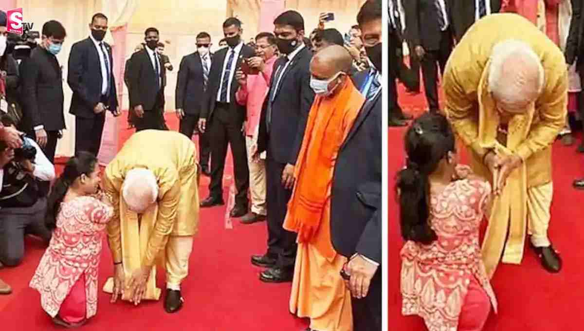 మహిళ పాదాలను తాకి ఆశీర్వాదం తీసుకున్న ప్రధాని మోదీ!