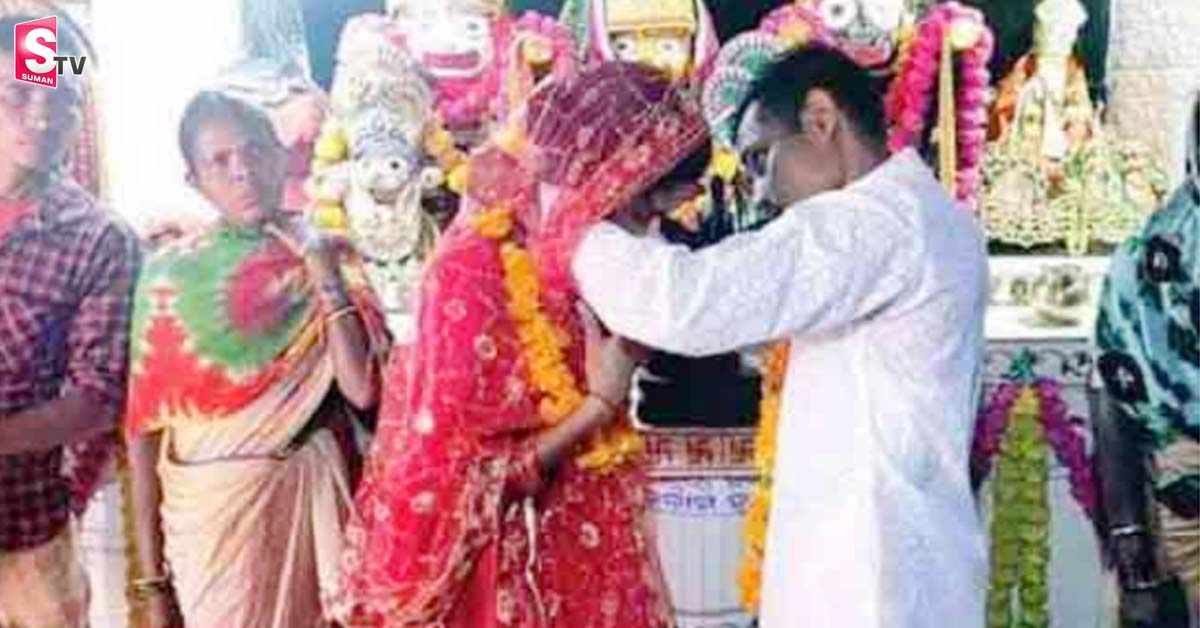 ప్రేమను అంగీకరించని తల్లిదండ్రులు.. పెళ్లి చేసిన మహిళా పోలీసులు