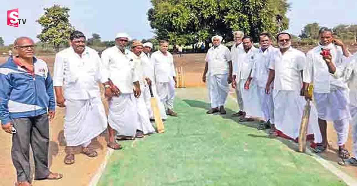 పంచె ఎగ్గట్టి స్టేడియంలో క్రికెట్ ఆడిన రైతులు.. వీడియో వైరల్!