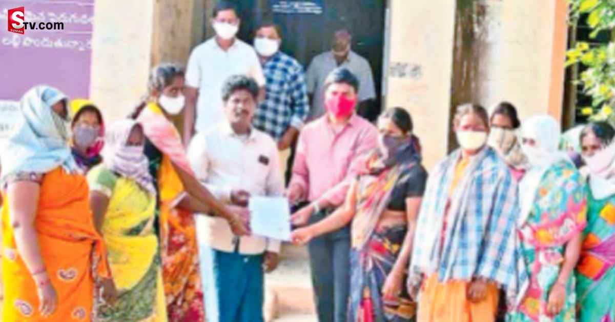 ఇదెక్కడి చోద్యం.. ఏకంగా గ్రామాన్నే కుదవ పెట్టారు కదా