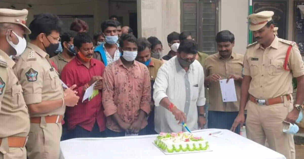 పోలీస్ స్టేషన్ లో రౌడీషీటర్ల న్యూ ఇయర్ వేడుకలు.. గ్రీటింగ్స్ ఇచ్చిన పోలీసులు
