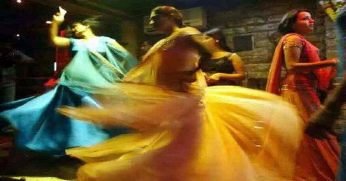 అర్ధరాత్రి తోటలో ఏడుగురు యువకులు, ముగ్గురు యువతులు