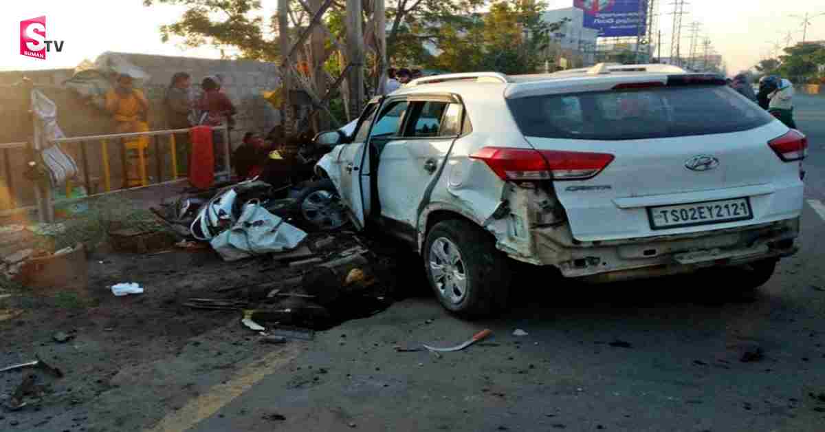 కరీంనగర్‌లో కారు బీభత్సం.. నలుగురు మృతి!