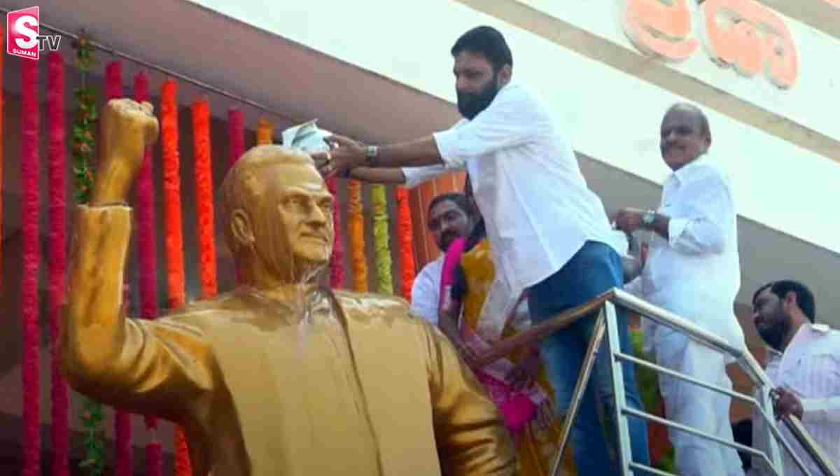 ఎన్టీఆర్ విగ్ర‌హానికి మంత్రి కొడాలి నాని పాలాభిషేకం!