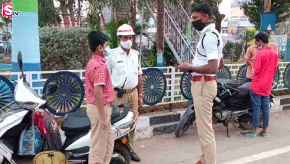 బండి నడపడానికి లైసెన్స్ అవసరం లేదు! పోలీసులతో  విద్యార్థి వాదన