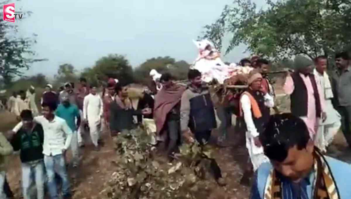 ఘనంగా కోతికి అంత్యక్రియలు.. 1500 మంది హాజరు, ఇద్దరు అరెస్ట్!