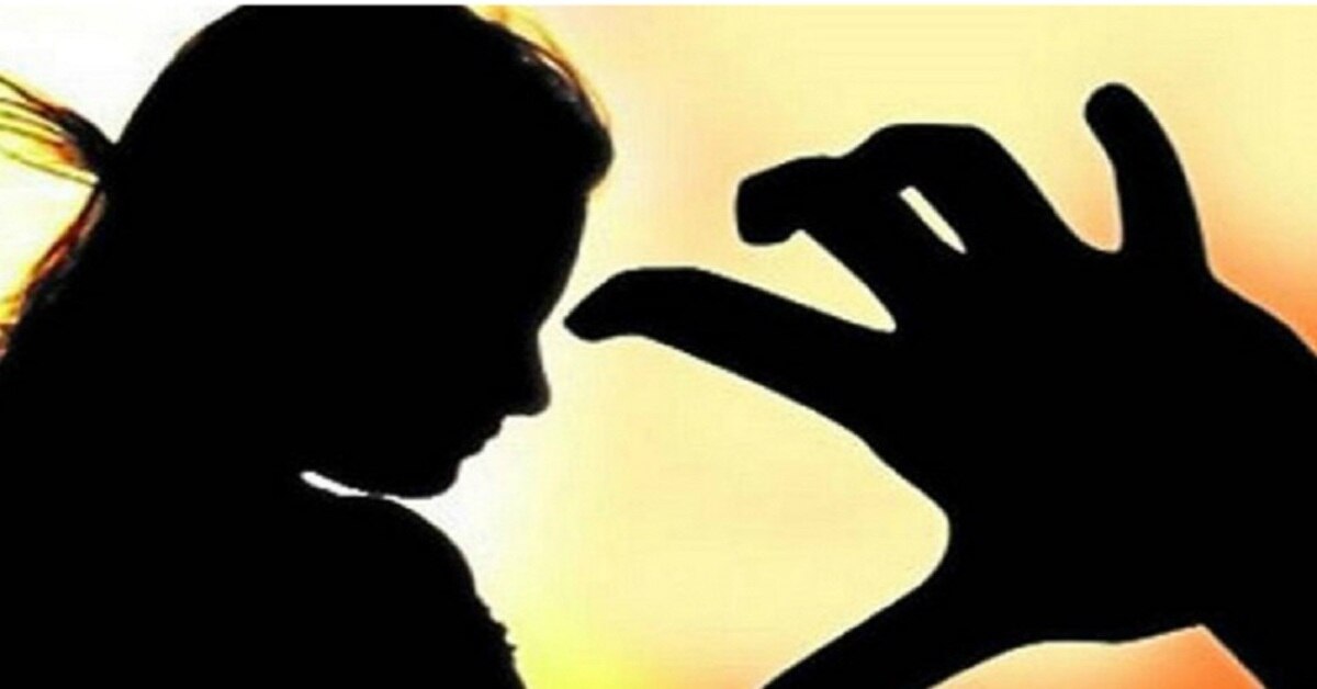 స్కూల్ కు వెళ్తుంటే లిఫ్ట్ ఇస్తామన్నారు.. ముళ్లపొదల్లోకి తీసుకెళ్లి