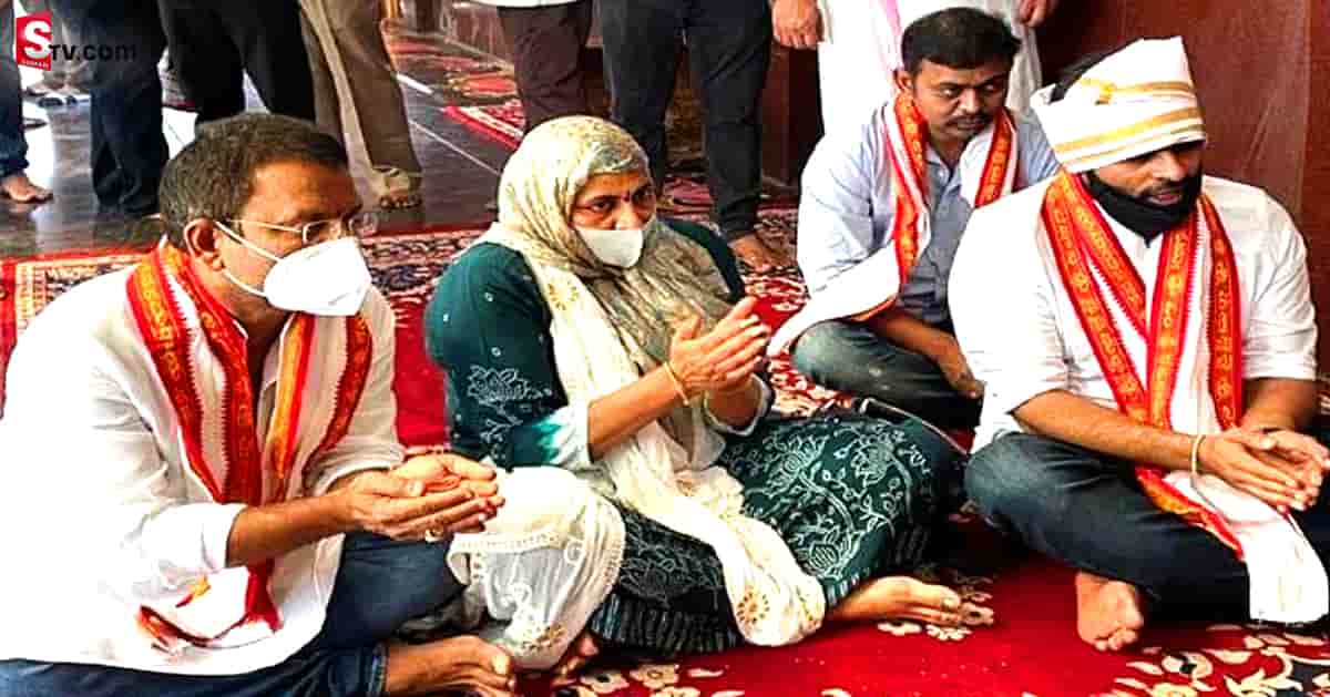 దుర్గమ్మను దర్శించుకున్న హీరో సాయిధరమ్ తేజ్