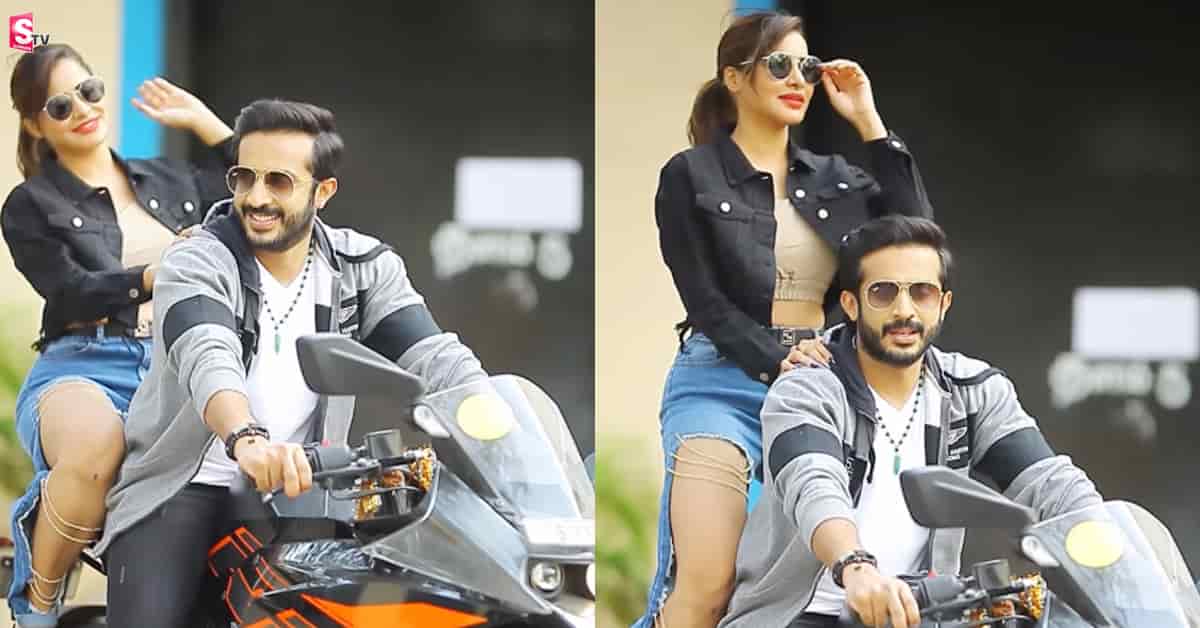 సిగ్నల్ క్రాస్ చేశాడే.. రవి బైక్ పై అషూ రెడ్డి