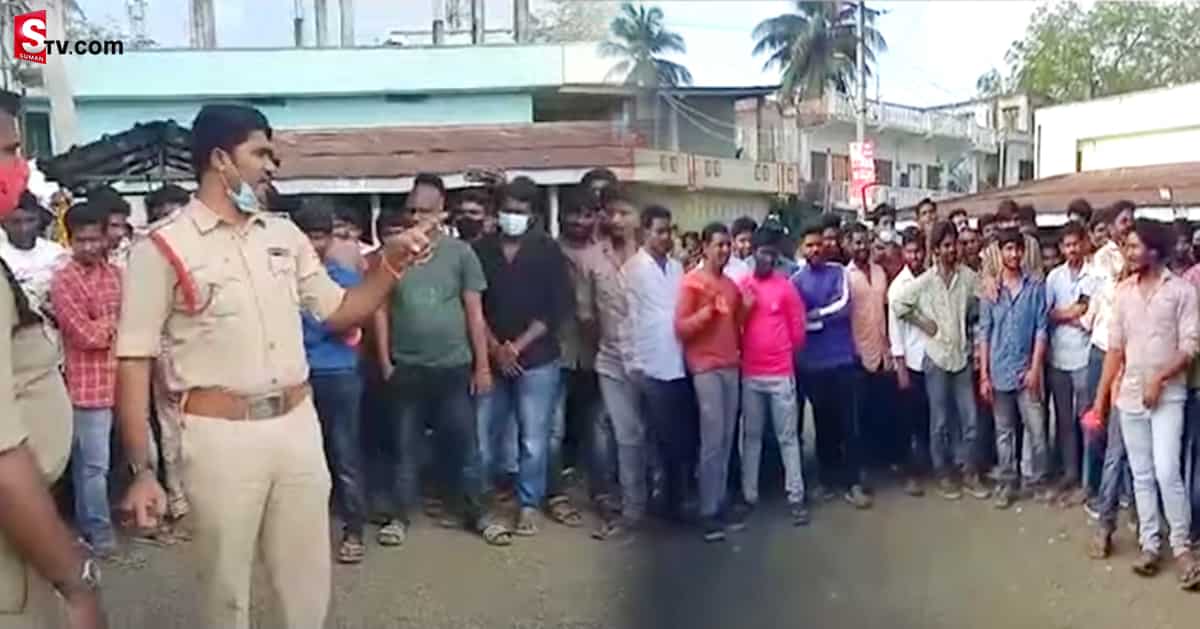 వీడియో: థియేటర్‌ వద్ద పవన్‌ ఫ్యాన్స్‌ కు పోలీస్‌ వార్నింగ్‌