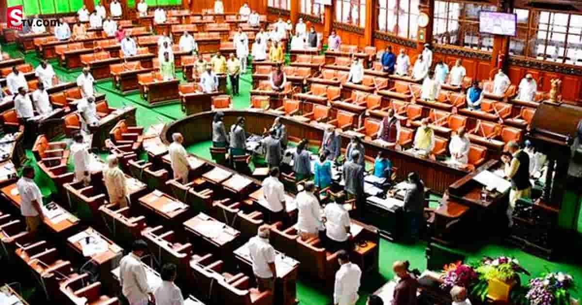 సీఎం, ఎమ్మెల్యేలు, ఎమ్మెల్సీల  జీతభత్యాలు 50 శాతం పెంపు!