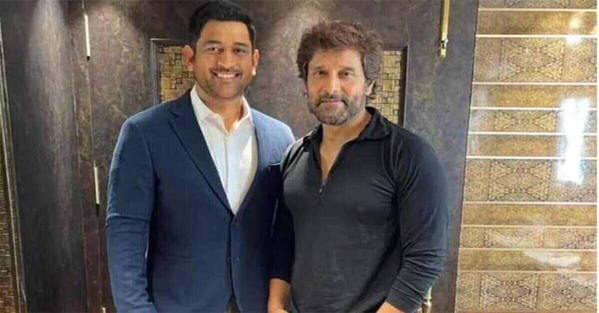 ఎంఎస్ ధోనిని కలిసిన హీరో విక్రమ్.. మహాన్ కోసమేనా?