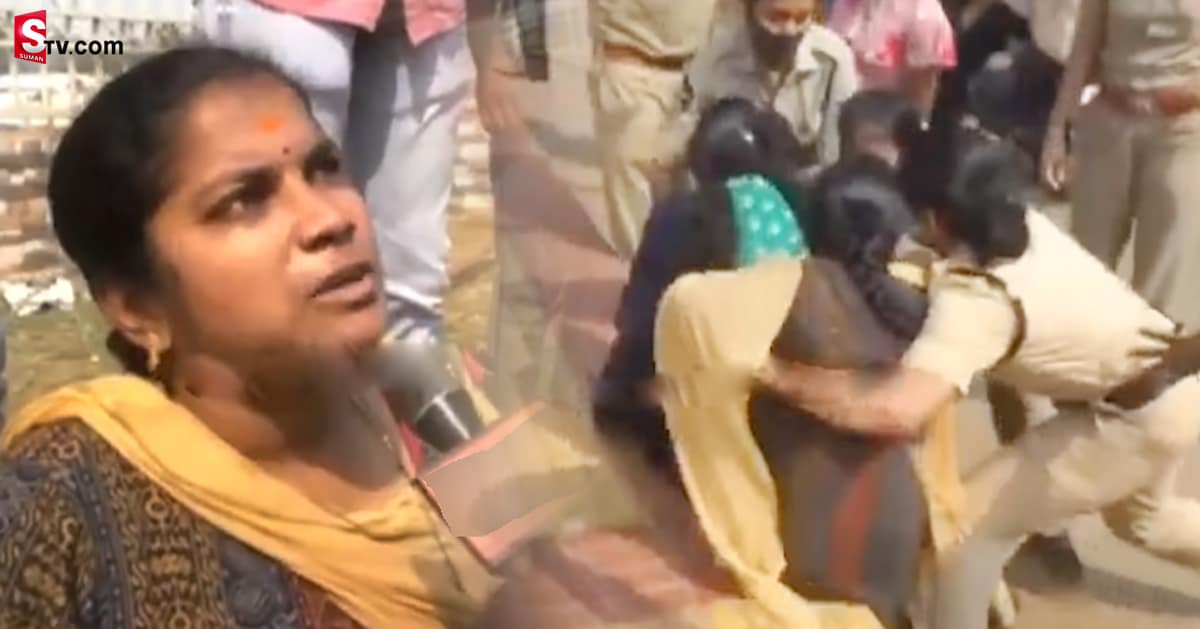 ఉద్యోగం కోసం నడిరోడ్డుపై మహిళ ఆందోళన!