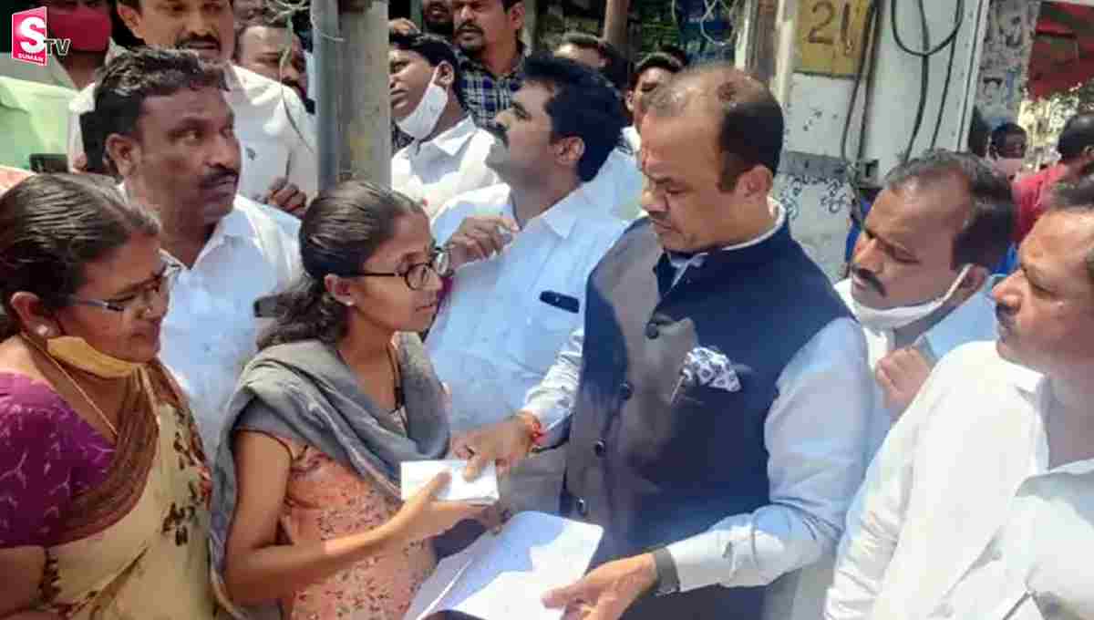MP కోమటిరెడ్డి మంచి మనసు.. పూలమ్మే వ్యక్తి కూతురి డాక్టర్ చదువుకి సాయం