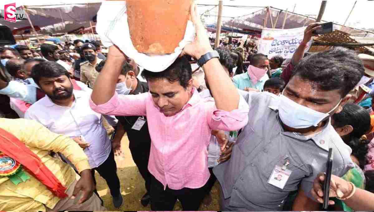 వనదేవతల సన్నిధిలో మంత్రి కేటీఆర్.. బంగారం సమర్పణ..!