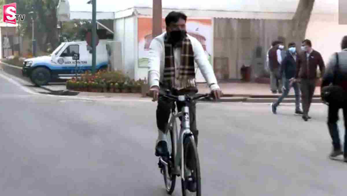 సామాన్యుడిలా సైకిల్‌పై పార్లమెంట్‌కు కేంద్ర మంత్రి!