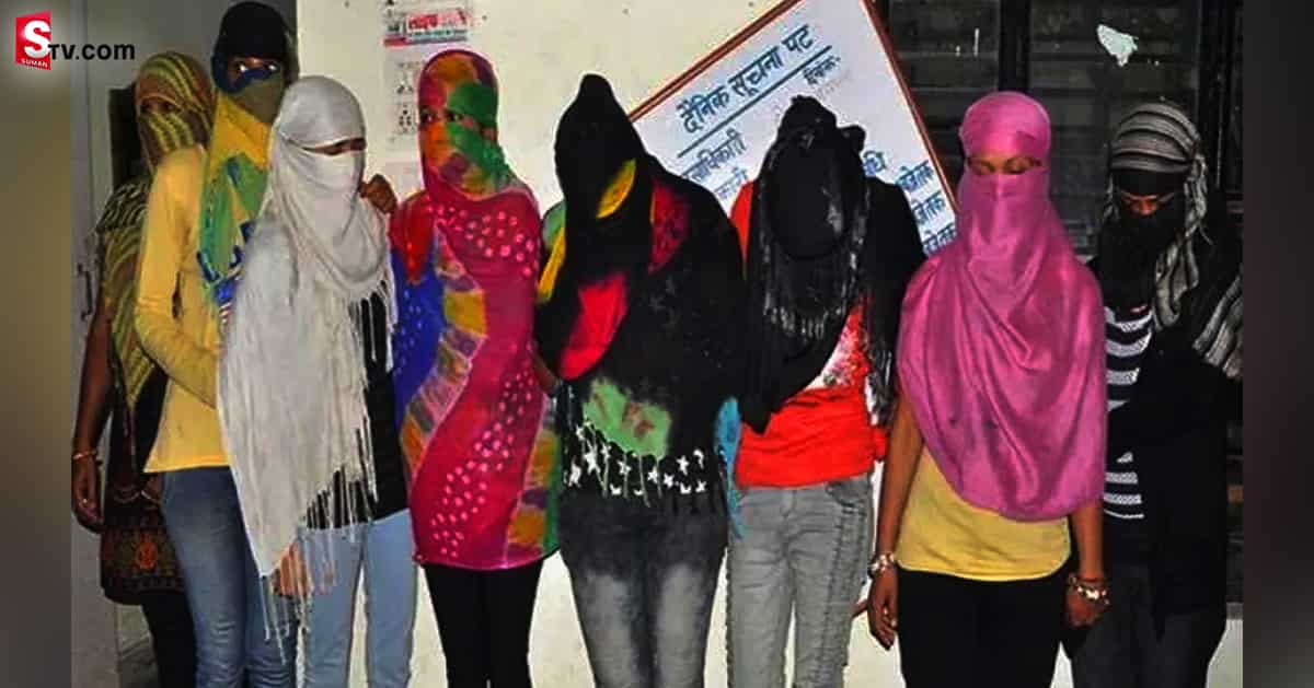 బయటేమో మసాజ్ సెంటర్. లోపల అమ్మాయిలతో..!