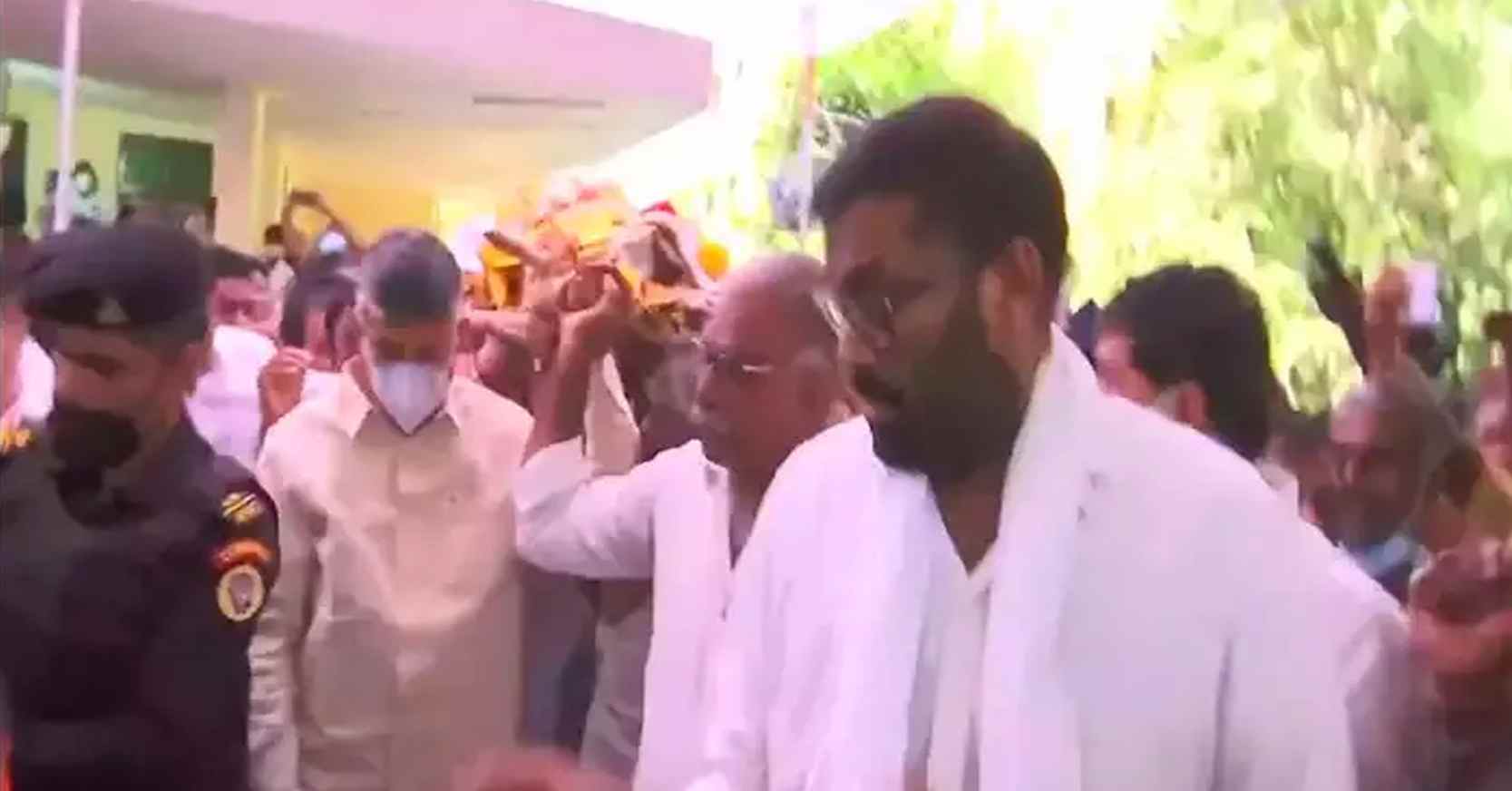 టీడీపీ నేత పాడె మోసిన చంద్రబాబు