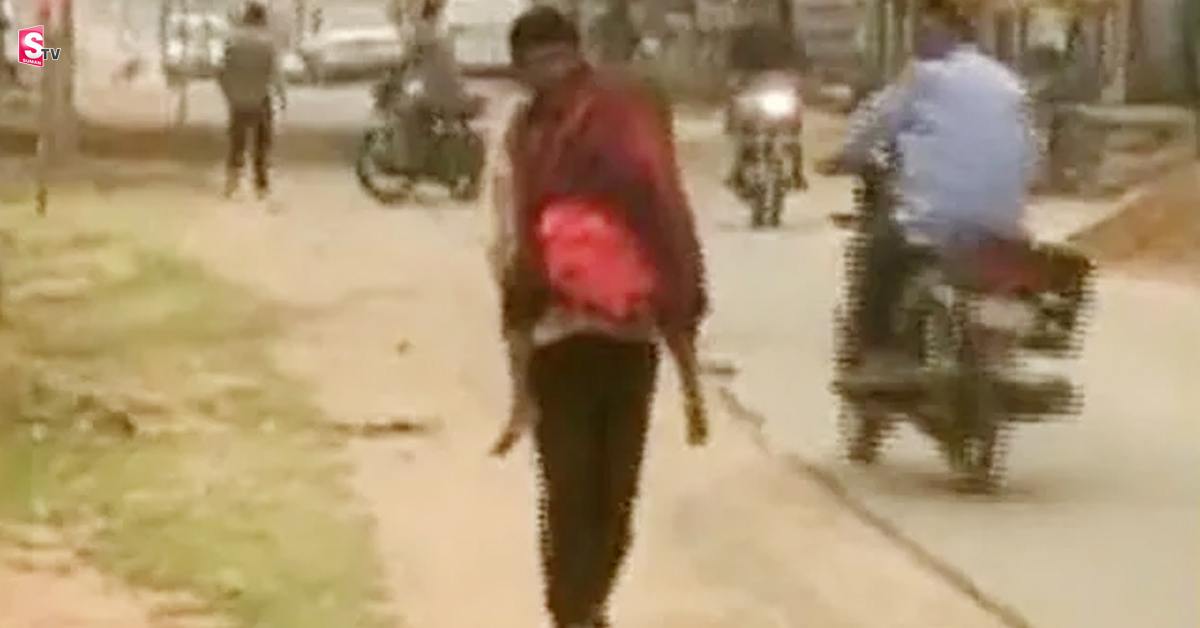 చెప్పినా వినలేదు.. కూతురు శవాన్ని భుజంపై వేసుకుని వెళ్లిపోయాడు..