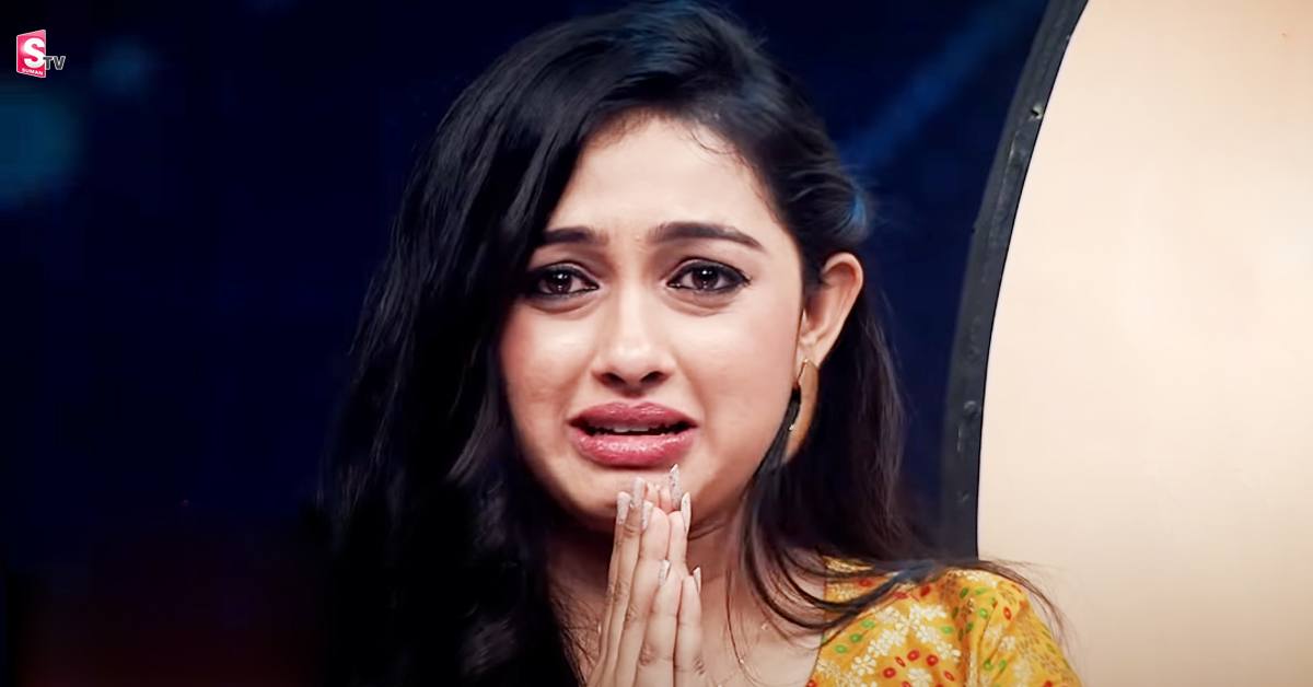 మా జీవితాలను పాడు చేయవద్దు! స్టేజ్ పైనే ఏడ్చేసిన సీరియల్ నటి!