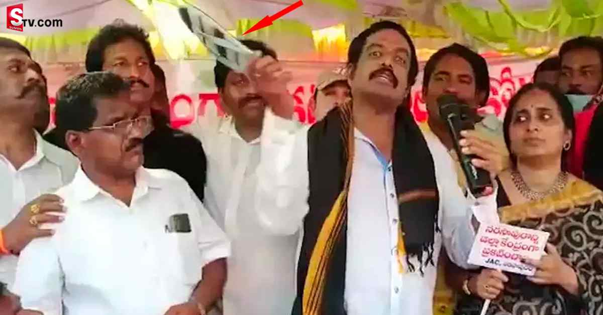 స్టేజ్ పై చెప్పుతో కొట్టుకున్న టీడీపీ మాజీ మంత్రి!