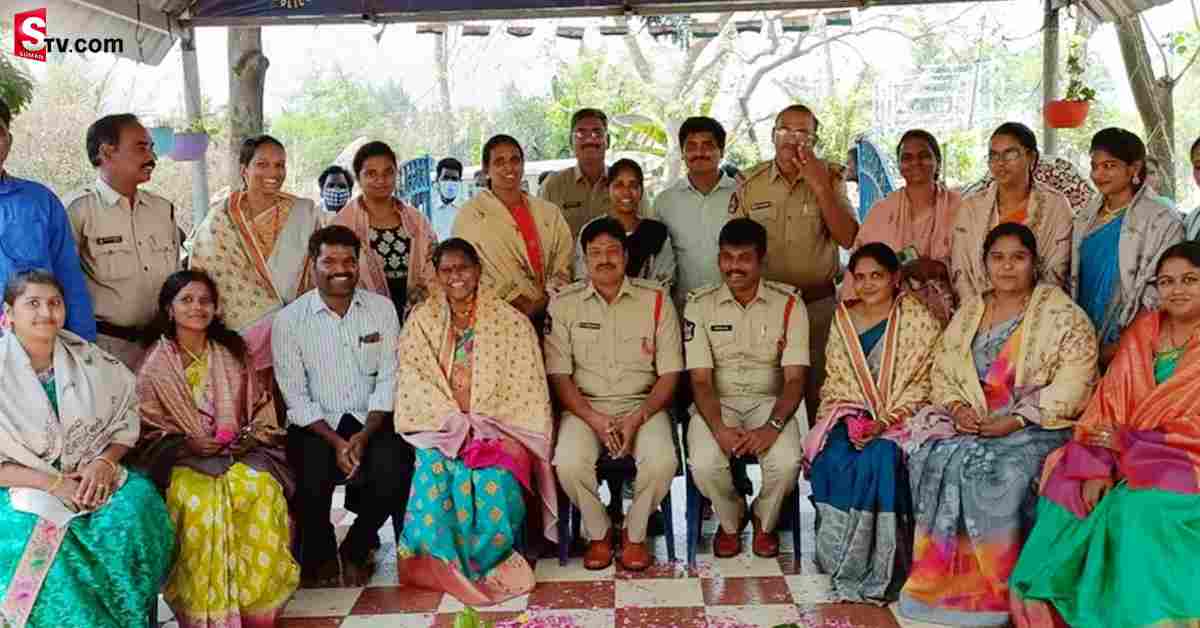 మహిళా కానిస్టేబుల్ కు స్టేషన్ లో సీమంతం..