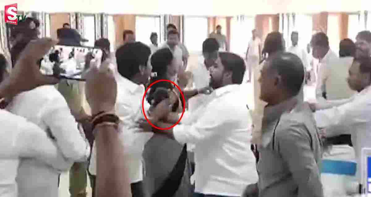 ప్రొద్దుటూరులో వైసీపీ కౌన్సిలర్ల రచ్చ.. ఒకరిపై మరొకరు చెప్పులతో దాడి!