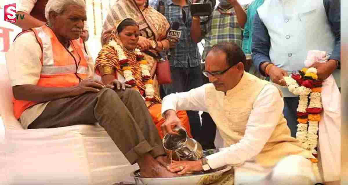 స్వీప‌ర్ల కాళ్లు క‌డిగిన సీఎం