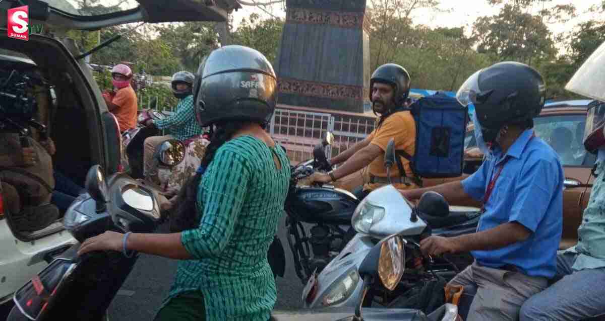 డెలివరీ బాయ్ గా మారిన స్టార్ కమెడియన్.. పిక్ వైరల్