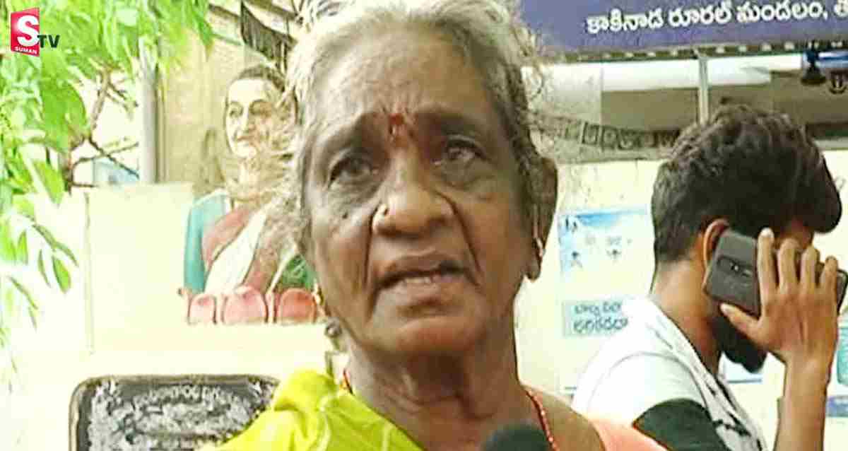 పెన్షన్ పేరుతో గ్రామ వాలంటీర్‌ ఘరానా మోసం!