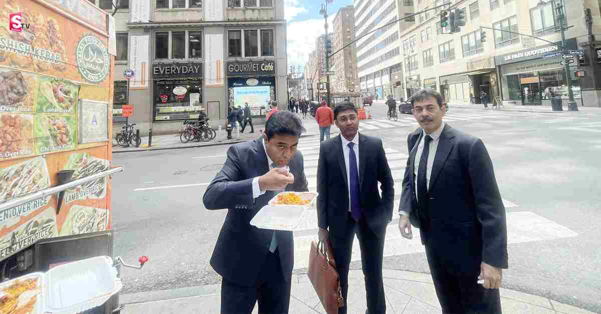 సూటు, బూటుతో రోడ్డు పక్క ఫుడ్‌ స్టాల్‌కు..