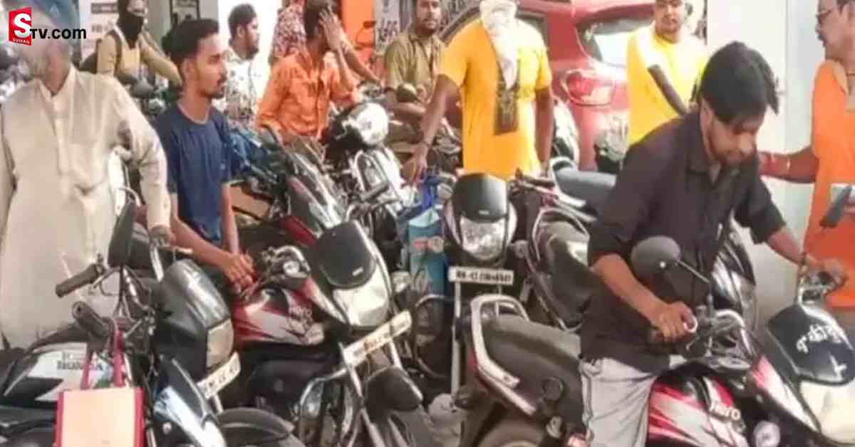 పెట్రోల్ బంకు బంపరాఫర్.. రూపాయికే లీటర్ పెట్రోల్!