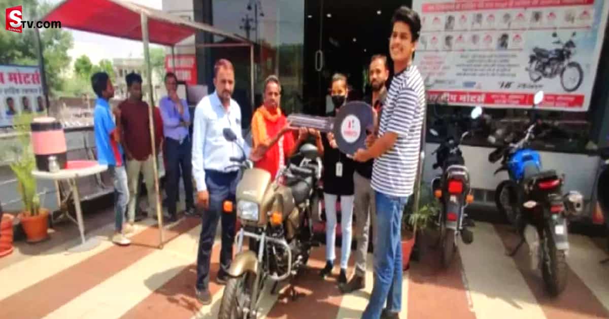 Zomato డెలివరీ బాయ్‌ను ఆదుకున్న నెటిజన్లు.. గంటల వ్యవధిలో బైక్‌ కొనిచ్చారు!