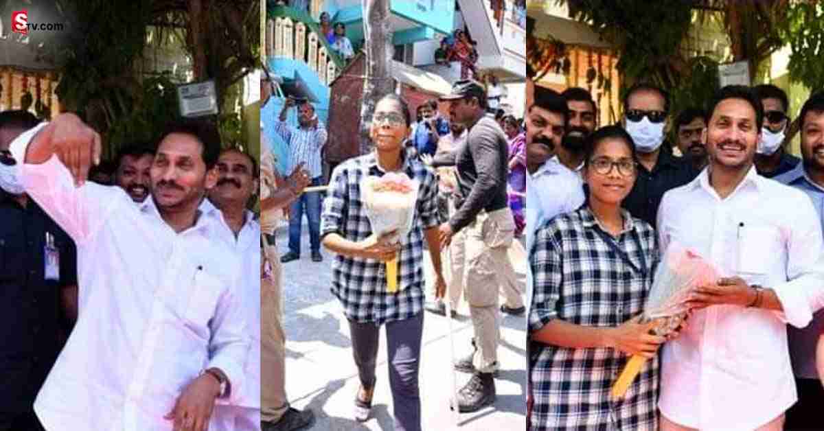 జగనన్నా అన్న పిలుపు విని.. వాలంటీర్ కోరిక తీర్చిన సీఎం!