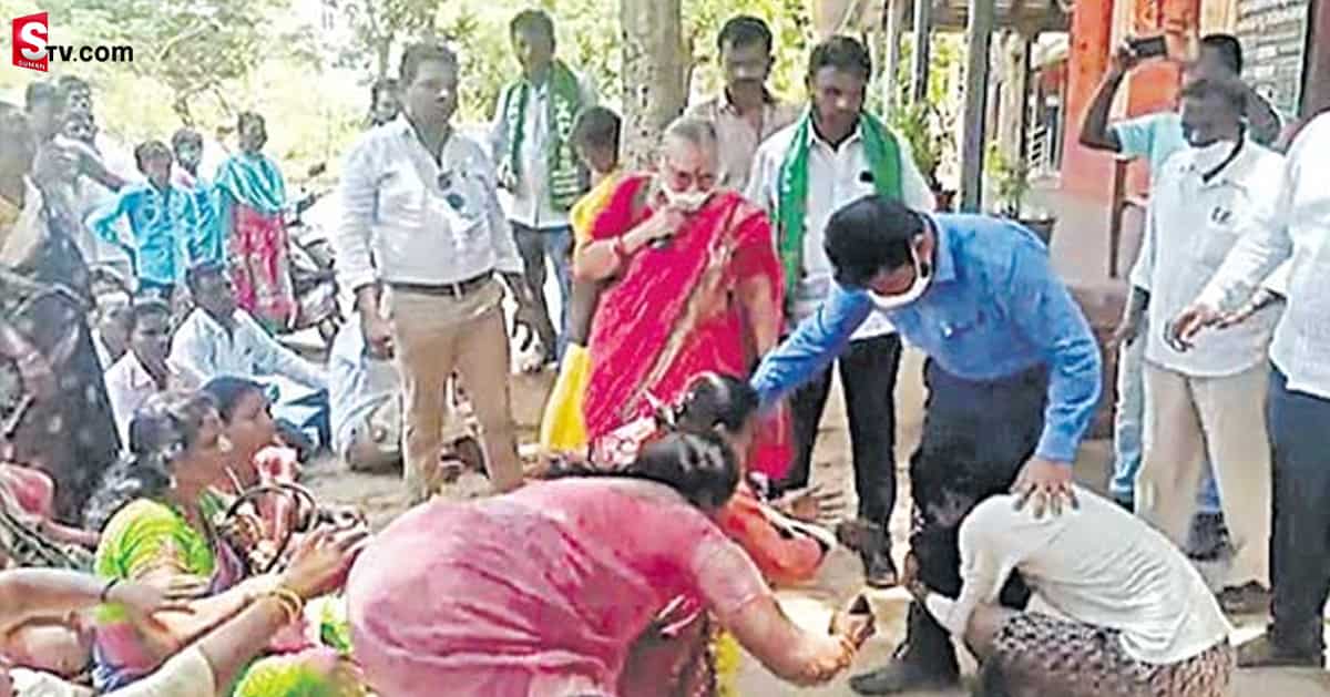 ఆర్టీవో కాళ్లపై పడ్డ కుటుంబం.. కన్నీళ్లతో వేడుకోలు!