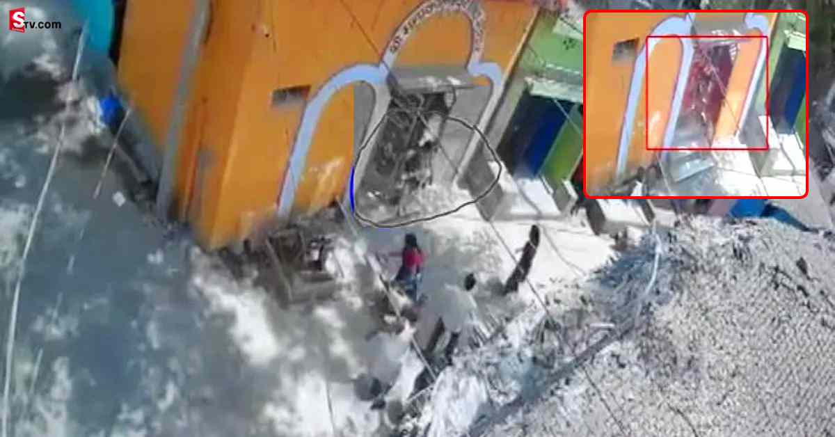 వీడియో: గుడిలో దీపం వెలిగిస్తూ నిప్పంటుకుని భక్తురాలు మృతి!
