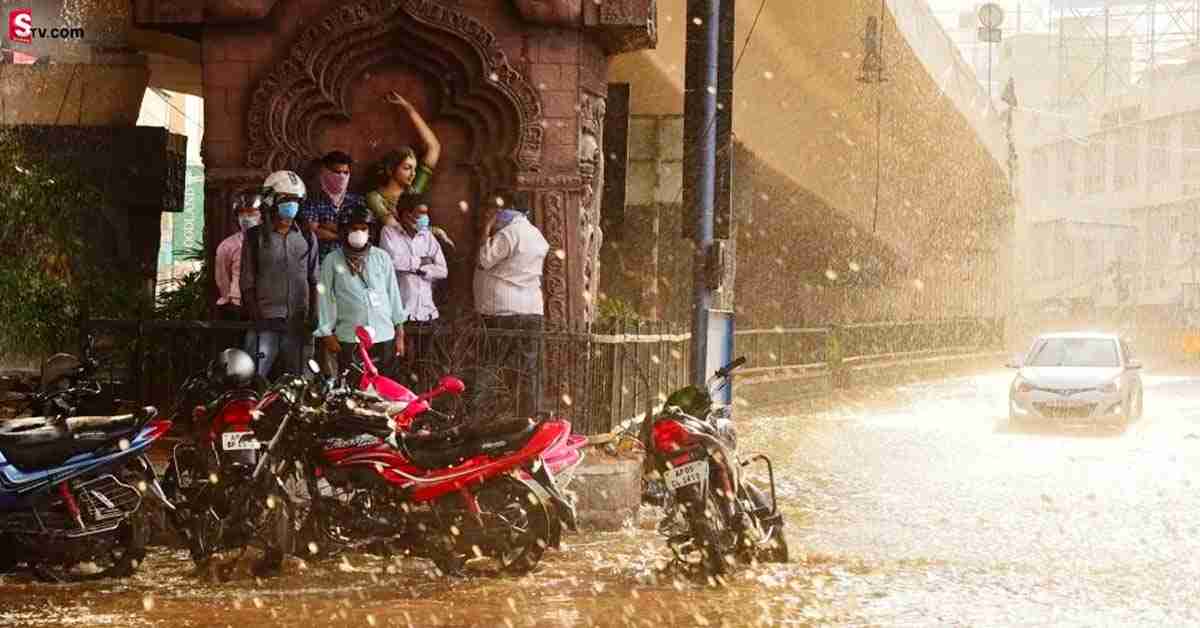 హైదరాబాద్ లో భారీ వర్షం! బయటకి రాకండి అంటూ సూచన!