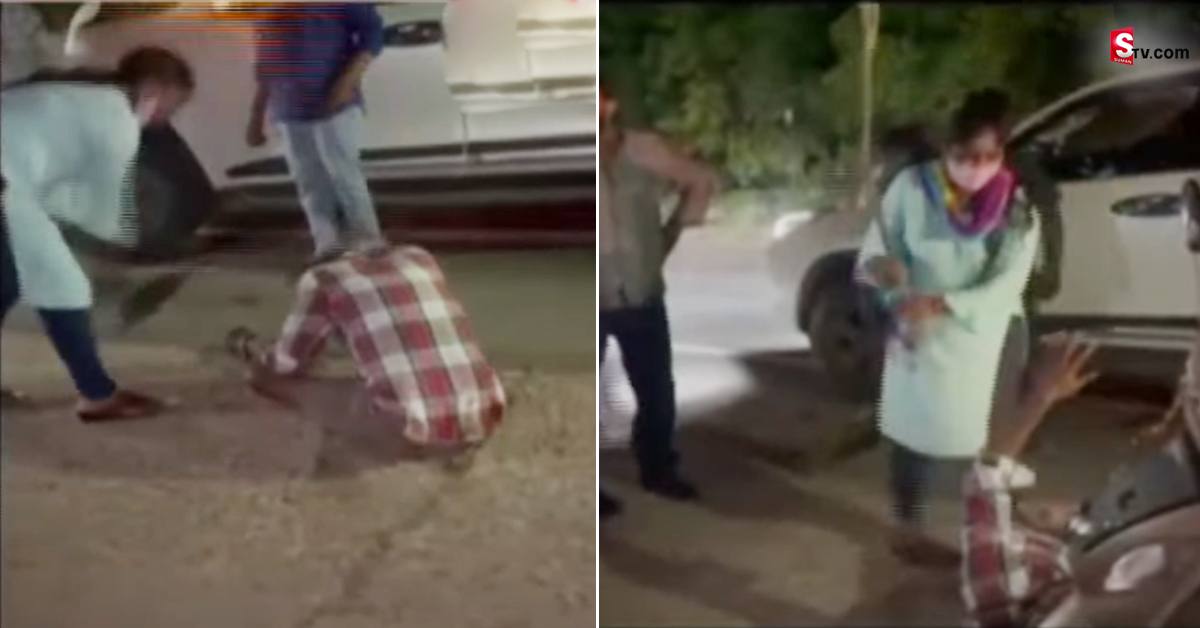 యువతిని వేధించిన పోకిరి.. నడిరోడ్డుపై కర్రతో చితకొట్టింది!