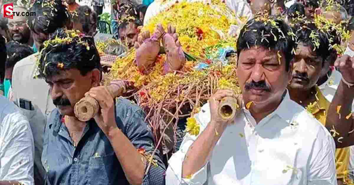 సర్పంచ్ పాడే మోసిన రాష్ట్ర మంత్రి..! ఫోటో వైరల్..
