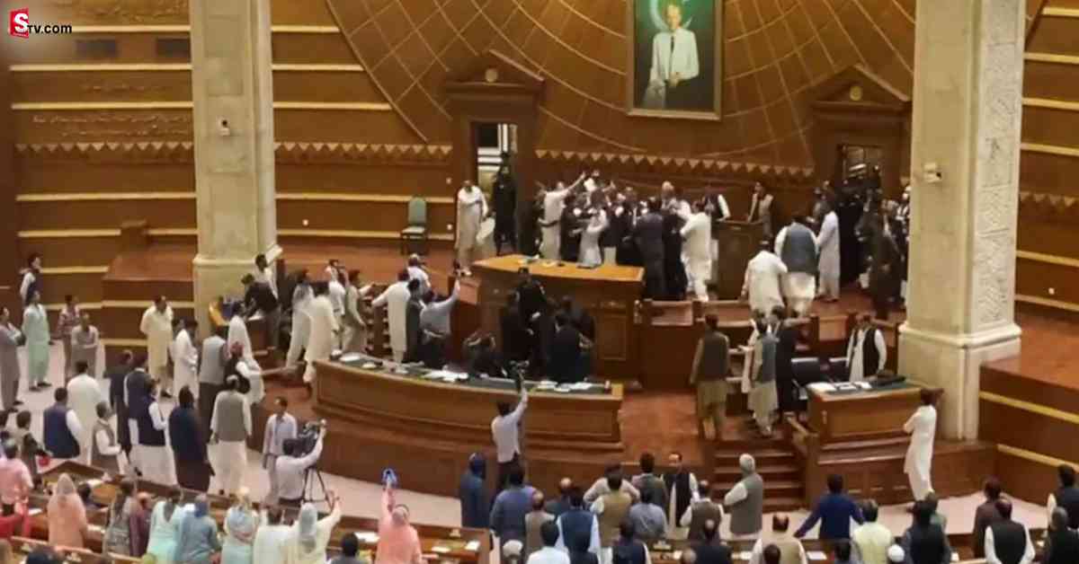 దారుణం: డిప్యూటీ  స్పీకర్ ను జుట్టు పట్టుకుని ఈడ్చేసిన ఎమ్మెల్యేలు..!